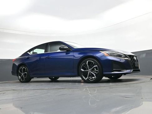 Used 2024 Nissan Altima 2.5 SR FWD image 32