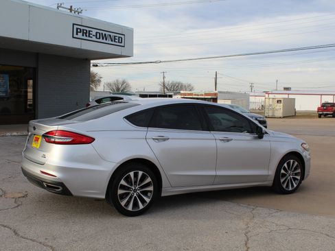 Used 2019 Ford Fusion SE image 4