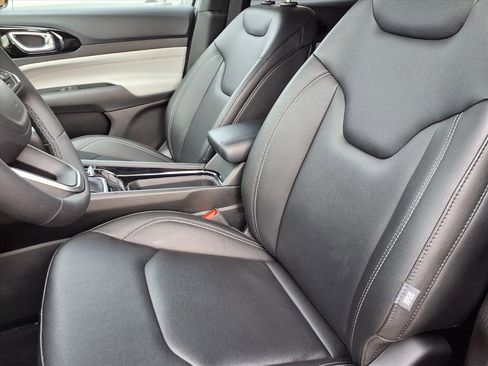 Certified 2025 Jeep Compass Limited image 3