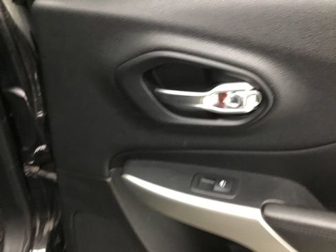 Used 2018 Jeep Cherokee Overland AWD/4WD image 19