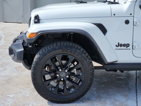 Used 2025 Jeep Gladiator Sport AWD/4WD image 9