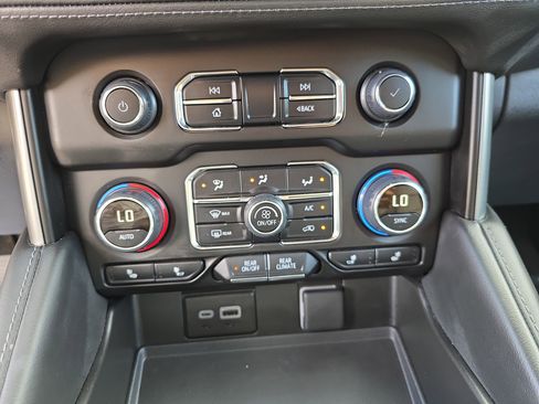 Used 2024 Chevrolet Tahoe Z71 w/ Luxury Package image 26