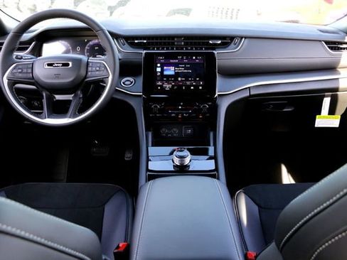 New 2025 Jeep Grand Cherokee L Laredo image 21