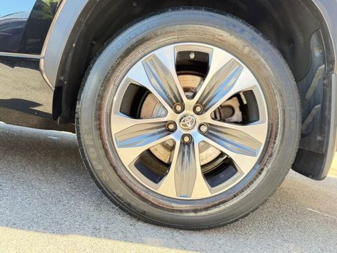 Used 2021 Toyota Highlander XLE AWD/4WD image 40