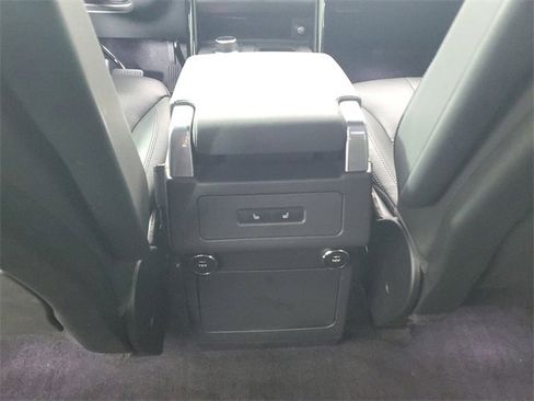 Used 2017 Land Rover Discovery SE image 14