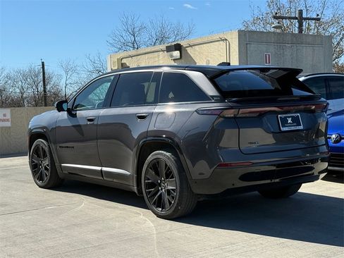 Used 2024 Jeep Wagoneer Launch Edition image 9