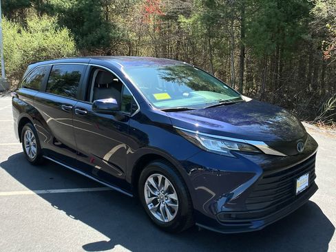 Used 2022 Toyota Sienna LE AWD/4WD image 7