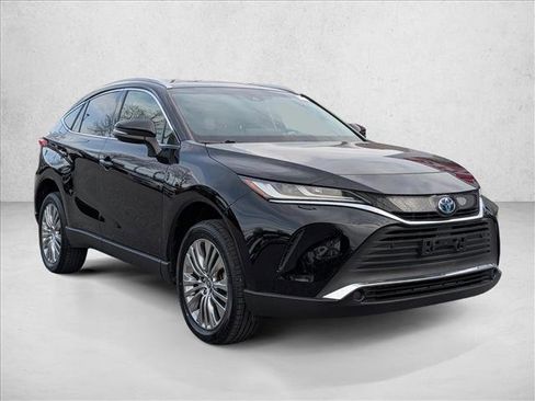 Used 2022 Toyota Venza XLE image 3