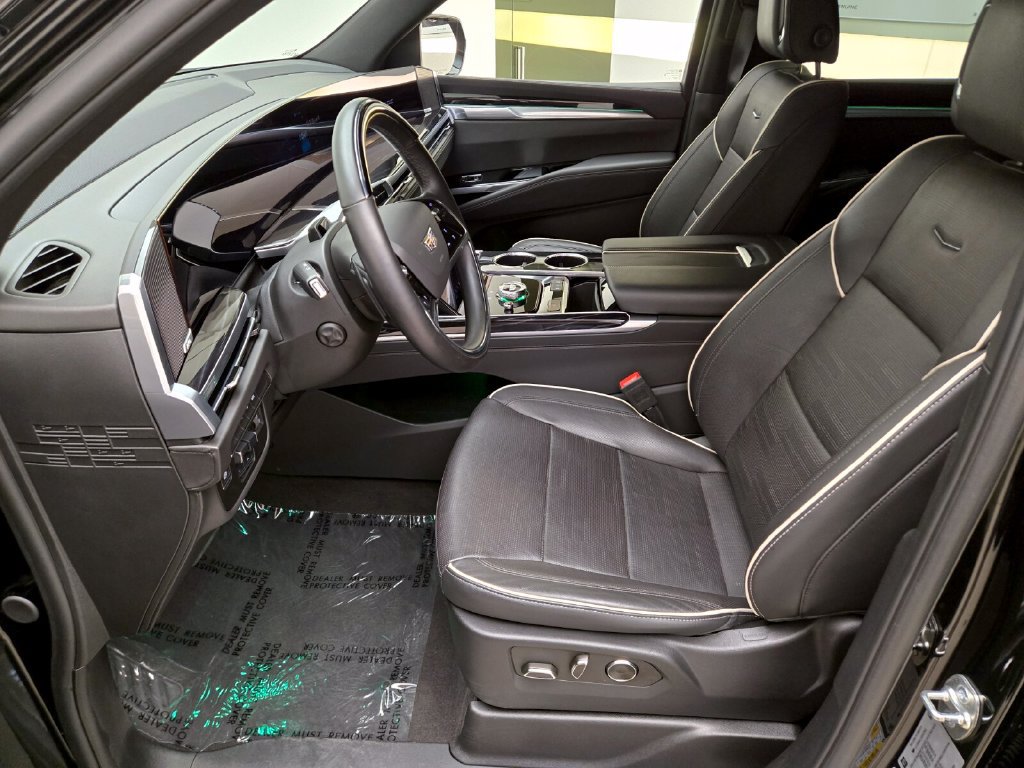 Used 2025 Cadillac Escalade ESV Sport AWD/4WD image 16
