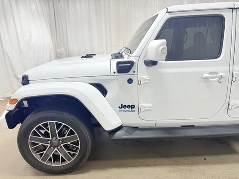 Used 2022 Jeep Wrangler Unlimited Sahara AWD/4WD image 4