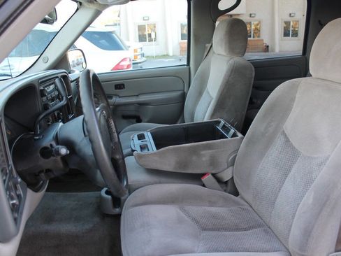 Used 2005 Chevrolet Suburban LS image 23