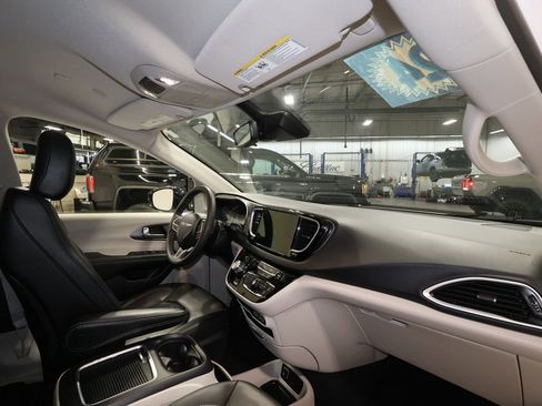 Used 2024 Chrysler Pacifica Touring-L image 25