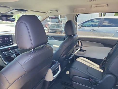 Used 2024 Kia Carnival LX FWD image 12