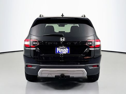 Certified 2025 Honda Pilot TrailSport image 6