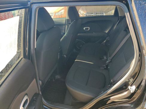 Used 2016 Kia Soul + image 12