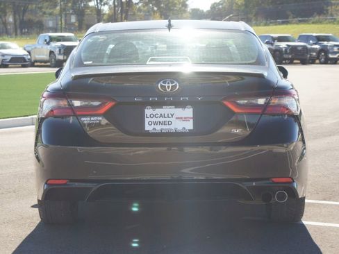 Used 2023 Toyota Camry SE image 3