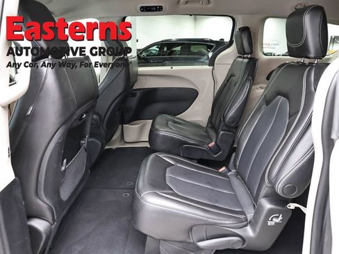 Used 2023 Chrysler Pacifica Touring-L FWD image 23