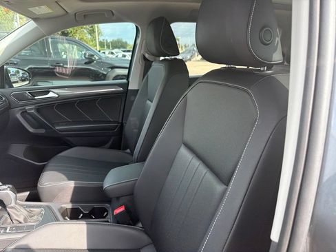 Used 2023 Volkswagen Tiguan SE w/ Panoramic Sunroof Package FWD image 7
