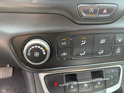 Used 2022 GMC Terrain SLE FWD image 10