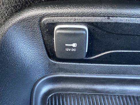 Certified 2025 Chrysler Pacifica Select image 33