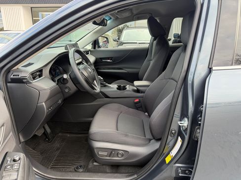 Used 2024 Toyota Venza LE image 3