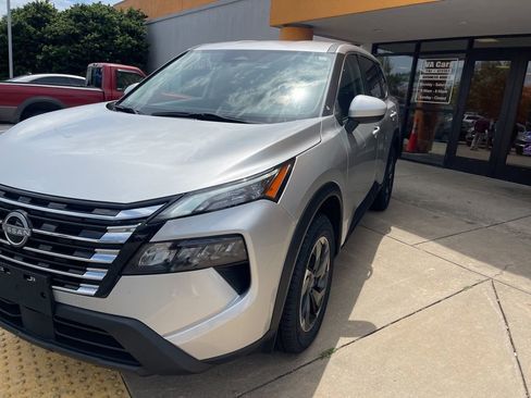 Used 2024 Nissan Rogue SV image 8