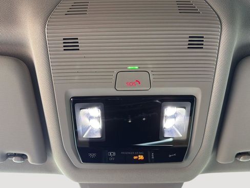 Used 2024 Volkswagen Atlas SE image 18