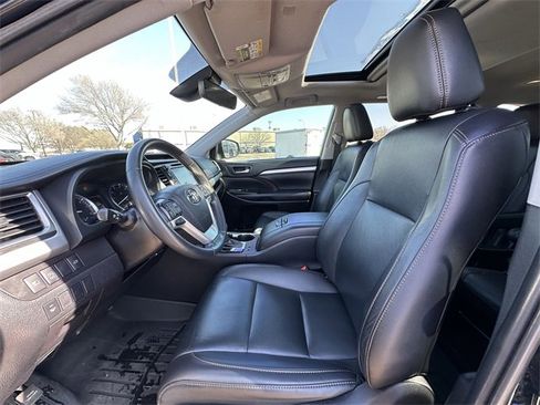 Used 2019 Toyota Highlander XLE image 26