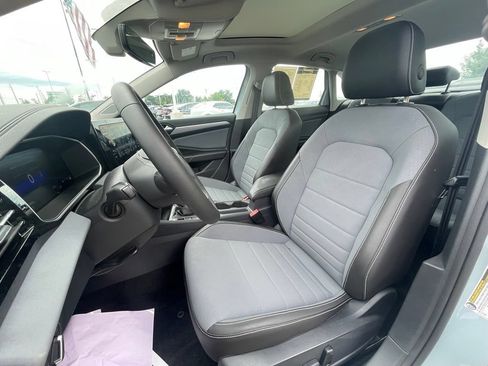 Used 2025 Volkswagen Jetta SE FWD image 19