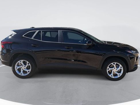 New 2026 Chevrolet Trax LS w/ LS Convenience Package FWD image 2