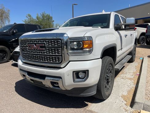Used 2019 GMC Sierra 2500 Denali w/ Duramax Plus Package AWD/4WD image 2
