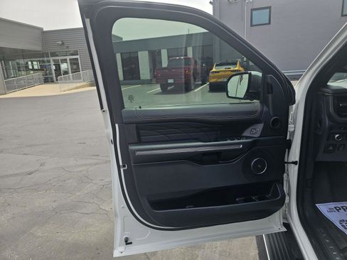 Used 2022 Ford Expedition Platinum image 18