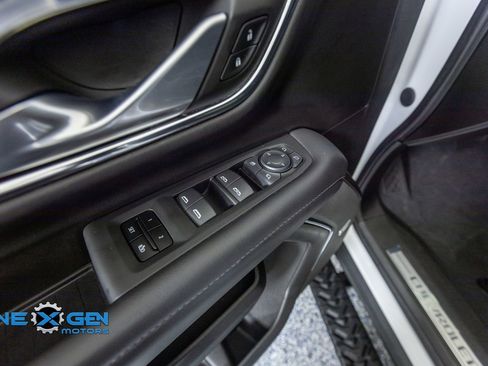 Used 2022 Chevrolet Tahoe Z71 w/ Luxury Package AWD/4WD image 12