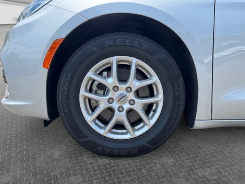 Used 2024 Chrysler Pacifica Touring-L FWD image 14