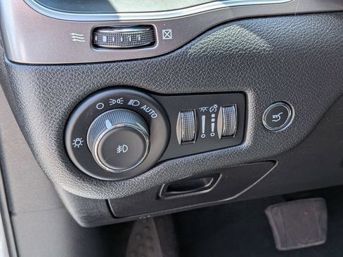 Certified 2021 Jeep Cherokee Latitude Lux w/ Sun & Sound Group AWD/4WD image 15
