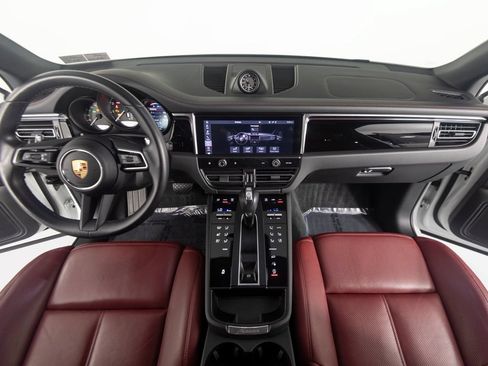 Certified 2024 Porsche Macan AWD/4WD image 33