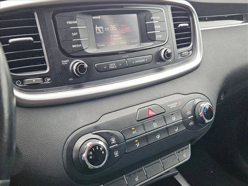 Used 2016 Kia Sorento LX w/ LX Convenience Package image 10