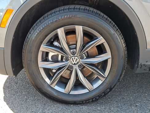 Certified 2024 Volkswagen Tiguan SE image 9