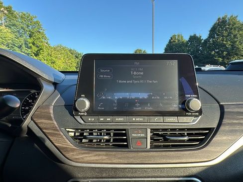 Used 2025 Nissan Altima 2.5 SV FWD image 19
