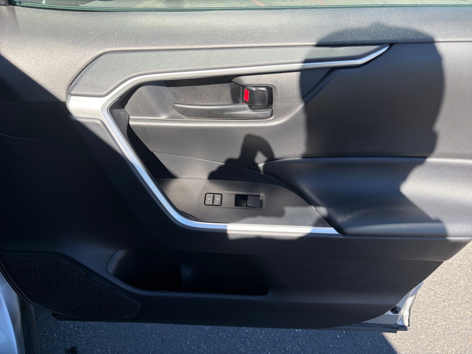 Used 2021 Toyota RAV4 LE w/ Carpet Mat Package (TMS) AWD/4WD image 16