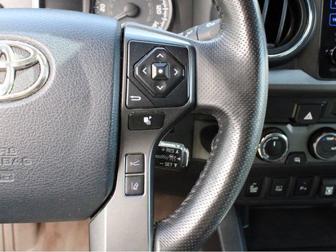 Used 2019 Toyota Tacoma TRD Sport AWD/4WD image 17