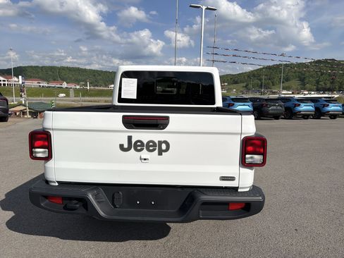Used 2023 Jeep Gladiator Overland AWD/4WD image 5
