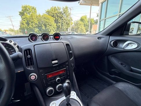 Used 2010 Nissan 370Z Touring RWD image 20
