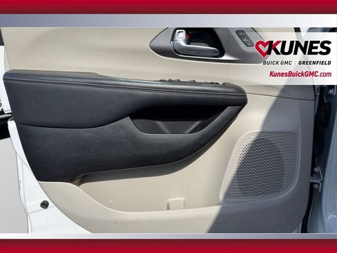 Used 2024 Chrysler Pacifica Touring-L FWD image 23