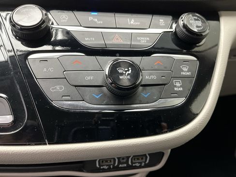 Used 2024 Chrysler Pacifica Touring-L image 21