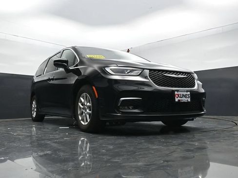 Used 2024 Chrysler Pacifica Touring-L FWD image 43