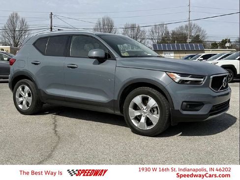 Used 2022 Volvo XC40 T5 Momentum image 1