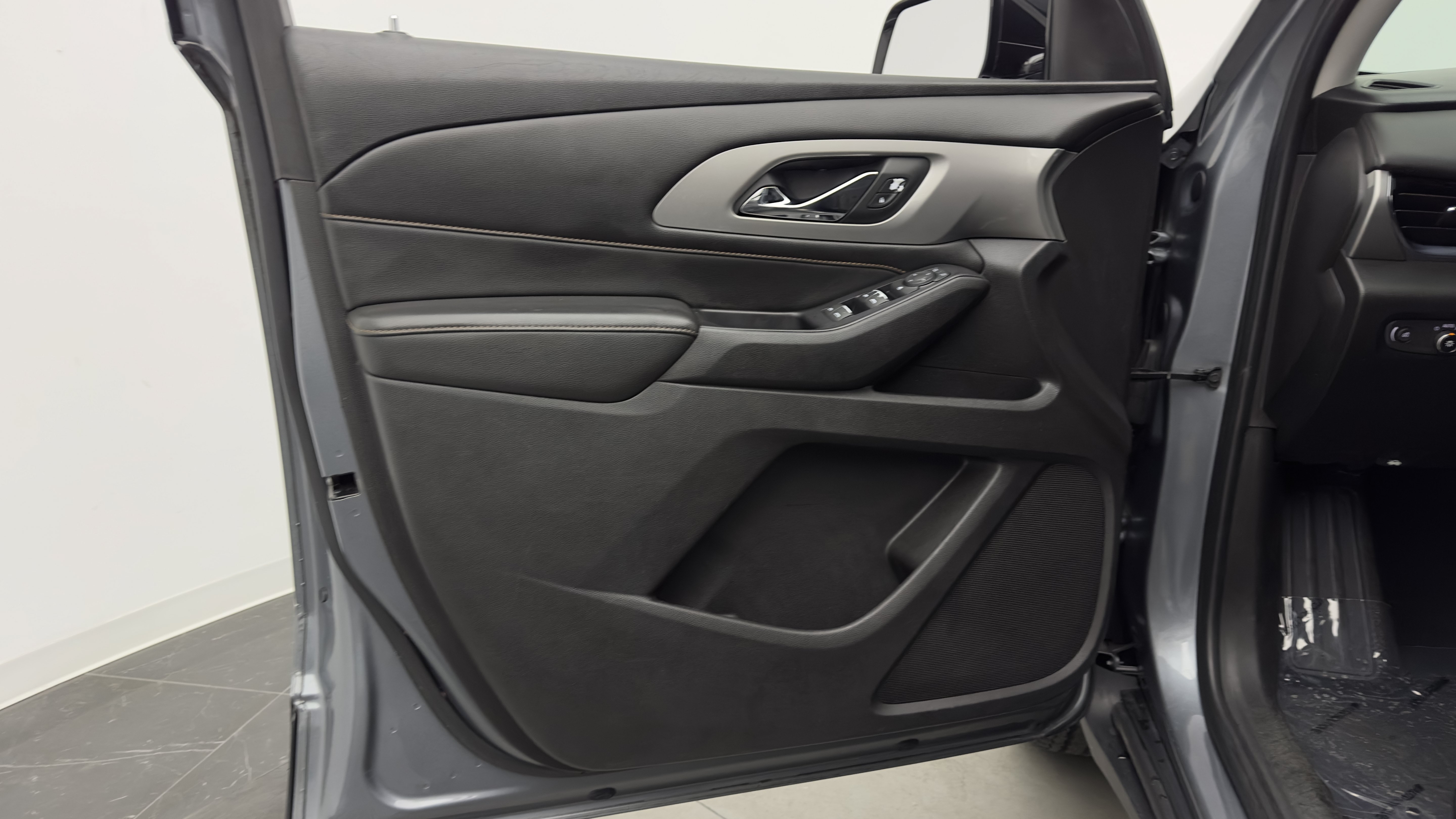 Used 2018 Chevrolet Traverse LS FWD image 12
