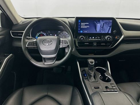 Certified 2024 Toyota Highlander XLE FWD image 22