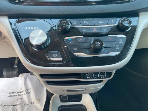 Used 2023 Chrysler Pacifica Touring-L FWD image 20